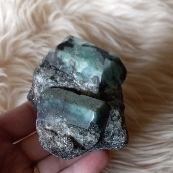 Raw Emerald On Matrix - Picture 2 of 5